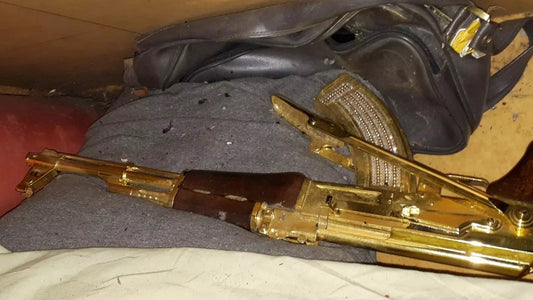 Man (24) vast voor witwassen: Pokémon-kaarten en gouden nep-kalasjnikov in beslag genomen